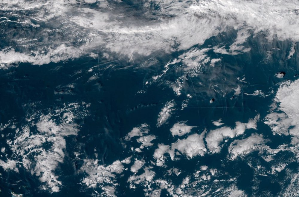 Jet Trails 12-30-2018 in the middle of the ocean 1b.JPG