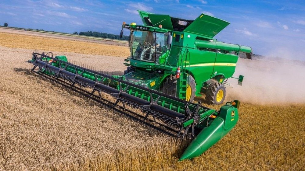 New_John_Deere_S790_combine_with_635D_header_B_Main.jpg